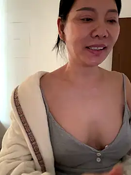 xiiuuff18 online show from November 28, 2025, 12:13 am