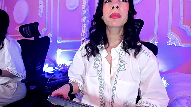 aitana johns online show from November 7, 2025, 12:16 pm