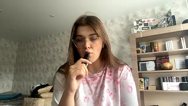 Snapshot of CarylWeatherholtz chatting on September 18, 2025, 12:40 pm CarylWeatherholtz online show from September 18, 2025, 12:40 pm