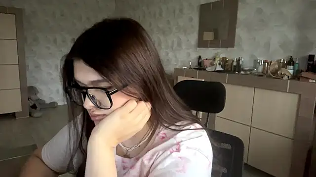 Snapshot of CarylWeatherholtz chatting on December 17, 2025, 12:33 pm CarylWeatherholtz online show from December 17, 2025, 12:33 pm