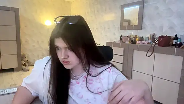 Snapshot of CarylWeatherholtz chatting on December 18, 2025, 12:22 pm CarylWeatherholtz online show from December 18, 2025, 12:22 pm