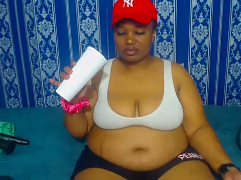 JUICEYLIPS333 online show from November 4, 2025, 3:55 pm