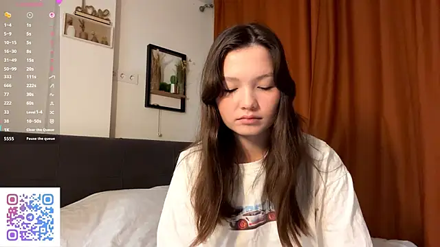 KiraVelvet online show from October 3, 2025, 4:26 pm