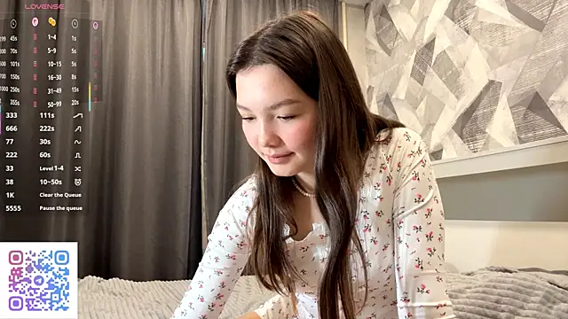 KiraVelvet online show from November 13, 2025, 12:15 pm