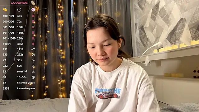 KiraVelvet online show from November 30, 2025, 8:40 am