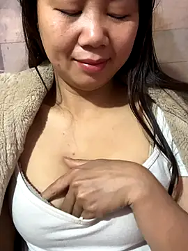 Snapshot of Binjt chatting on December 1, 2025, 11:43 pm Binjt online show from December 1, 2025, 11:43 pm