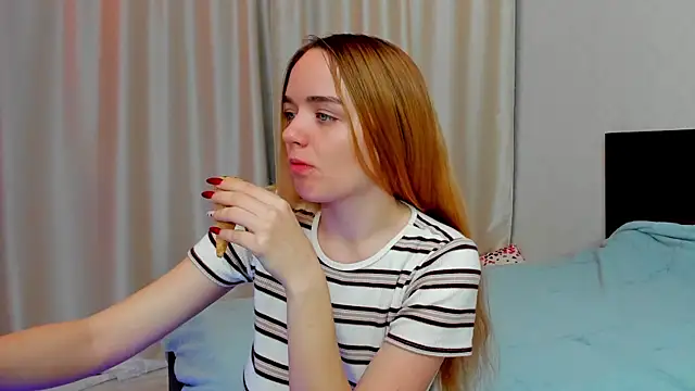 Snapshot of JanetShy chatting on September 23, 2025, 7:00 am JanetShy online show from September 23, 2025, 7:00 am