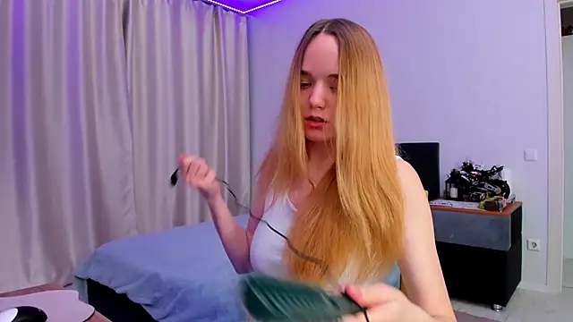 Snapshot of JanetShy chatting on October 1, 2025, 11:05 am JanetShy online show from October 1, 2025, 11:05 am