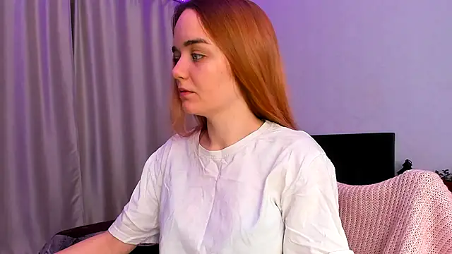 Snapshot of JanetShy chatting on December 2, 2025, 7:03 am JanetShy online show from December 2, 2025, 7:03 am