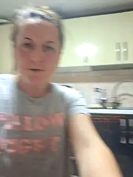 Snapshot of Fluturas2 chatting on October 19, 2025, 6:08 pm Fluturas2 online show from October 19, 2025, 6:08 pm
