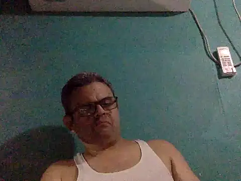 Snapshot of Katracho6969 chatting on November 13, 2025, 2:43 am Katracho6969 online show from November 13, 2025, 2:43 am