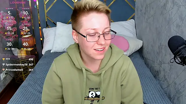 Snapshot of AlexandraGreen chatting on October 5, 2025, 4:00 am AlexandraGreen online show from October 5, 2025, 4:00 am