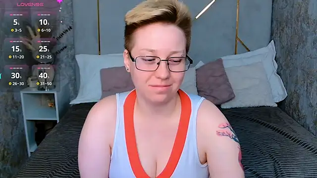 Snapshot of AlexandraGreen chatting on October 10, 2025, 9:03 pm AlexandraGreen online show from October 10, 2025, 9:03 pm