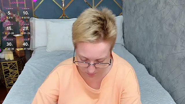 Snapshot of AlexandraGreen chatting on October 12, 2025, 9:03 pm AlexandraGreen online show from October 12, 2025, 9:03 pm