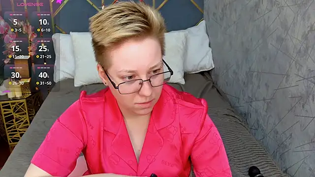 Snapshot of AlexandraGreen chatting on October 17, 2025, 8:55 pm AlexandraGreen online show from October 17, 2025, 8:55 pm