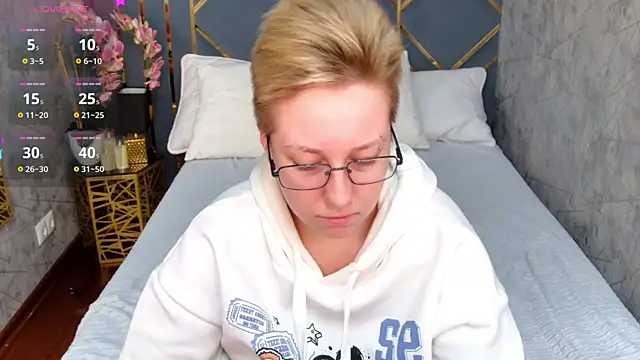 Snapshot of AlexandraGreen chatting on October 21, 2025, 3:57 pm AlexandraGreen online show from October 21, 2025, 3:57 pm