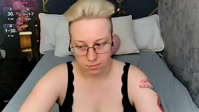 Snapshot of AlexandraGreen chatting on November 16, 2025, 8:58 pm AlexandraGreen online show from November 16, 2025, 8:58 pm