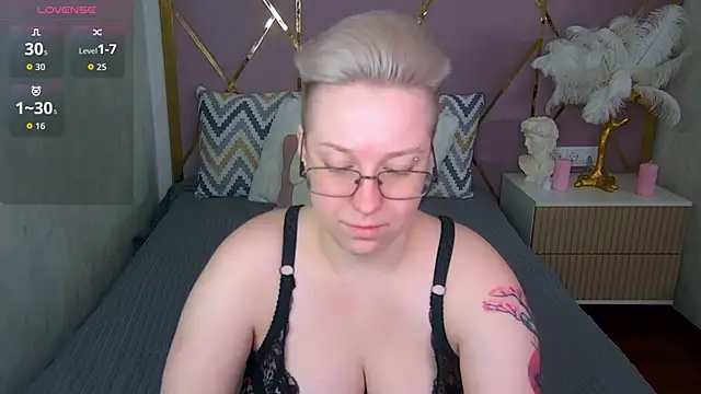 Snapshot of AlexandraGreen chatting on November 21, 2025, 9:13 pm AlexandraGreen online show from November 21, 2025, 9:13 pm