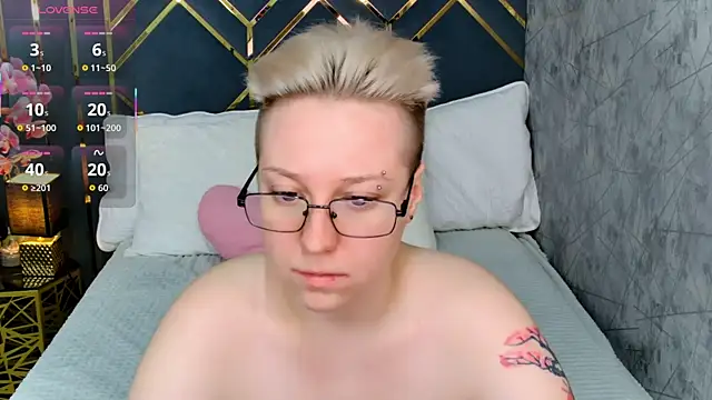 Snapshot of AlexandraGreen chatting on November 24, 2025, 9:03 pm AlexandraGreen online show from November 24, 2025, 9:03 pm