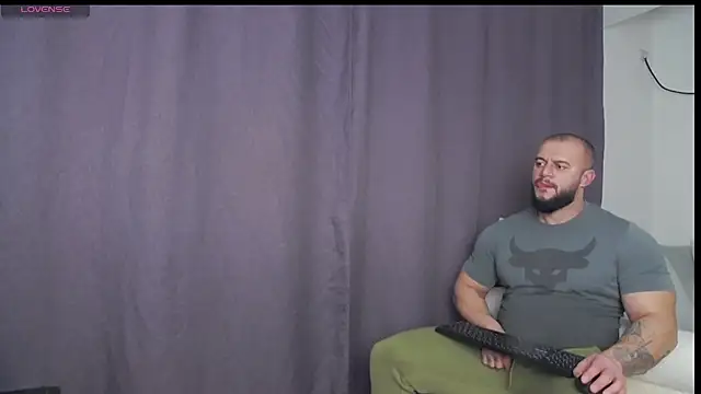 Snapshot of RickyMiami1 chatting on December 1, 2025, 6:35 pm RickyMiami1 online show from December 1, 2025, 6:35 pm