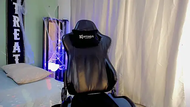 Snapshot of dilan_hott_ chatting on October 27, 2025, 8:13 pm dilan hott online show from October 27, 2025, 8:13 pm