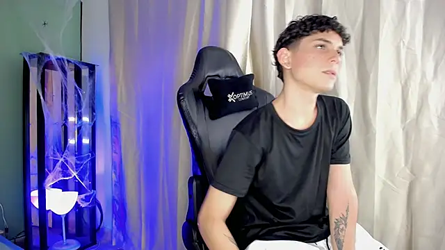 Snapshot of dilan_hott_ chatting on October 28, 2025, 8:11 pm dilan hott online show from October 28, 2025, 8:11 pm