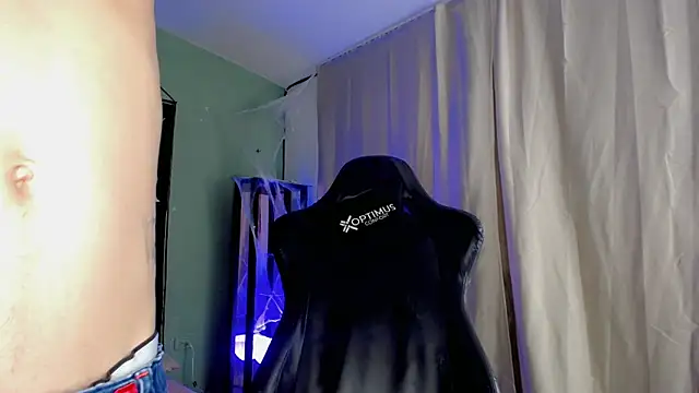 Snapshot of dilan_hott_ chatting on October 31, 2025, 8:21 pm dilan hott online show from October 31, 2025, 8:21 pm