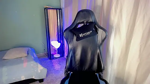 Snapshot of dilan_hott_ chatting on November 6, 2025, 8:21 pm dilan hott online show from November 6, 2025, 8:21 pm