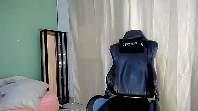 Snapshot of dilan_hott_ chatting on November 13, 2025, 6:29 pm dilan hott online show from November 13, 2025, 6:29 pm