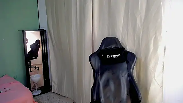 Snapshot of dilan_hott_ chatting on November 19, 2025, 8:31 pm dilan hott online show from November 19, 2025, 8:31 pm