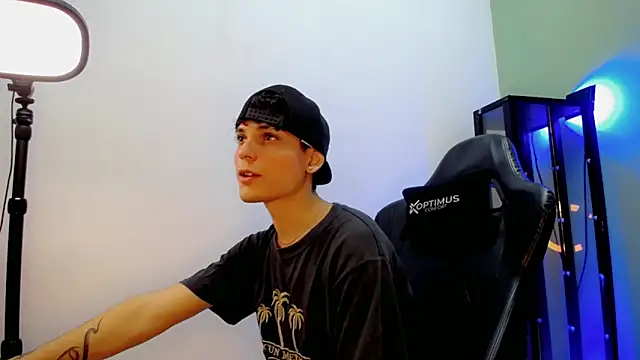 Snapshot of dilan_hott_ chatting on December 3, 2025, 4:27 pm dilan hott online show from December 3, 2025, 4:27 pm