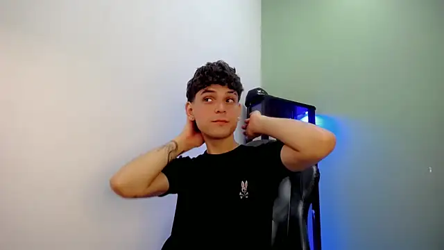 Snapshot of dilan_hott_ chatting on December 4, 2025, 5:32 pm dilan hott online show from December 4, 2025, 5:32 pm