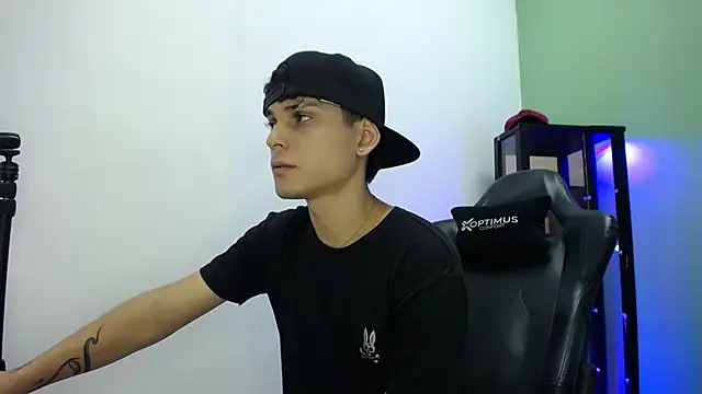 Snapshot of dilan_hott_ chatting on December 13, 2025, 7:53 pm dilan hott online show from December 13, 2025, 7:53 pm