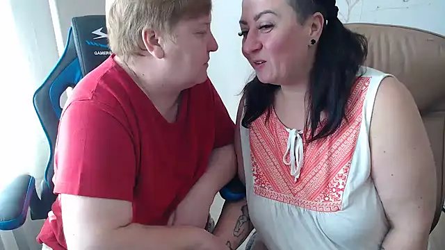 Snapshot of Bertie_Adeline chatting on October 4, 2025, 7:39 am Bertie Adeline online show from October 4, 2025, 7:39 am