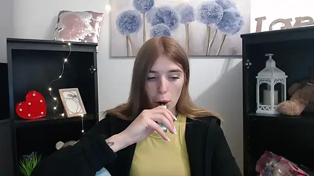 Snapshot of JuiceLips__ chatting on October 8, 2025, 1:09 pm JuiceLips online show from October 8, 2025, 1:09 pm