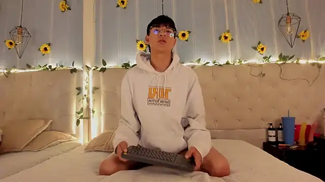 Snapshot of AleAurarashi chatting on October 30, 2025, 3:30 am AleAurarashi online show from October 30, 2025, 3:30 am