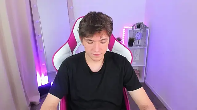 Snapshot of Ethan_Rivers chatting on October 9, 2025, 8:51 pm Ethan Rivers online show from October 9, 2025, 8:51 pm