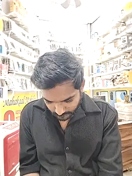 Snapshot of avi007p chatting on December 4, 2025, 1:42 pm avi007p online show from December 4, 2025, 1:42 pm