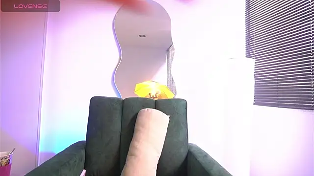 a Malgosia mako online show from October 19, 2025, 4:29 pm