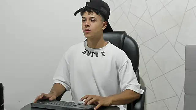 Snapshot of Alex_Colton7 chatting on November 28, 2025, 3:53 am Alex Colton7 online show from November 28, 2025, 3:53 am