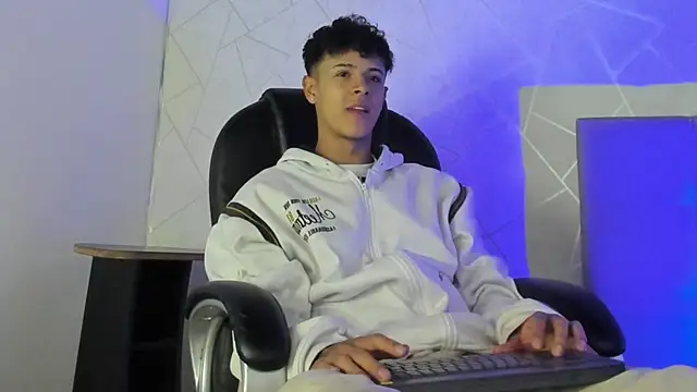 Snapshot of Alex_Colton7 chatting on December 4, 2025, 5:17 am Alex Colton7 online show from December 4, 2025, 5:17 am