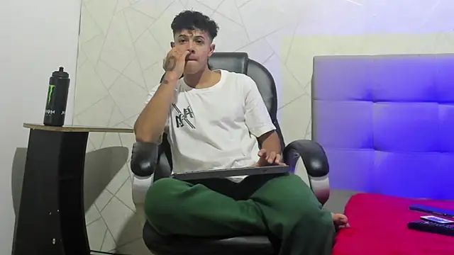 Snapshot of Alex_Colton7 chatting on December 14, 2025, 3:34 am Alex Colton7 online show from December 14, 2025, 3:34 am