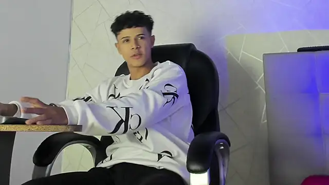 Snapshot of Alex_Colton7 chatting on December 15, 2025, 4:06 am Alex Colton7 online show from December 15, 2025, 4:06 am