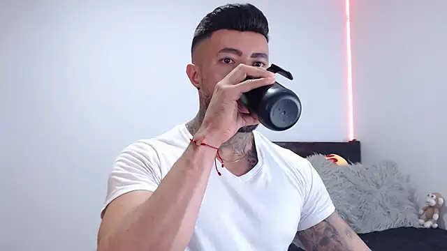 andrea de lucaa online show from September 9, 2025, 2:55 am