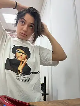 Snapshot of VioletAsh chatting on November 12, 2025, 4:24 am VioletAsh online show from November 12, 2025, 4:24 am