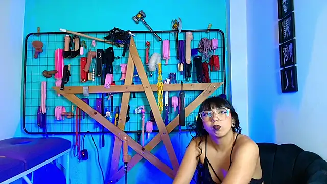 Snapshot of Mrmia_bdsm_extreme chatting on October 18, 2025, 12:28 pm Mrmia bdsm extreme online show from October 18, 2025, 12:28 pm
