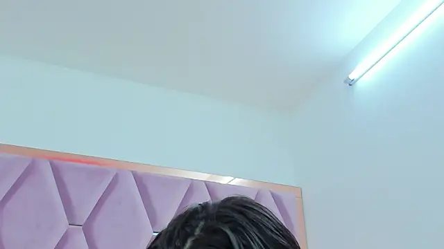 Snapshot of MaskedGirl_ chatting on October 16, 2025, 11:33 am MaskedGirl online show from October 16, 2025, 11:33 am