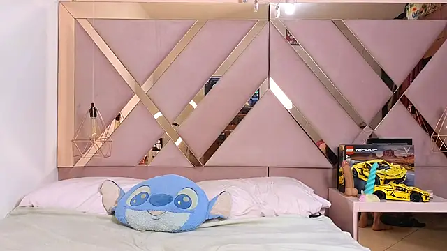 Snapshot of Sophia_moo_ chatting on October 24, 2025, 5:26 am Sophia moo online show from October 24, 2025, 5:26 am