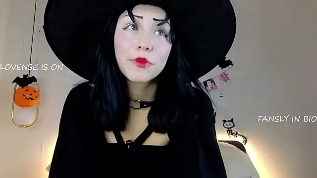 Snapshot of BritniBers chatting on October 30, 2025, 2:29 pm BritniBers online show from October 30, 2025, 2:29 pm