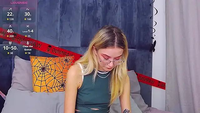 Snapshot of MaeLili chatting on October 30, 2025, 4:25 am MaeLili online show from October 30, 2025, 4:25 am